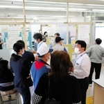 オンライン申請の問い合わせなどで混雑する窓口＝１１日、尼崎市役所