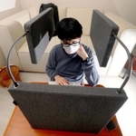 防音パネルを組み合わせた卓上キット。人の声を遮る効果があり、テレワークなどに向いているという＝丹波市氷上町賀茂、谷水加工板工業