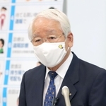 自粛などの見直しや再要請の基準について説明する兵庫県の井戸敏三知事＝１４日午後、神戸市中央区下山手通４（撮影・吉田敦史）