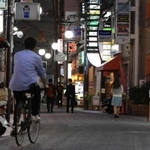 客足がまばらな三宮・東門街＝１４日夜、神戸市中央区（撮影・斎藤雅志）