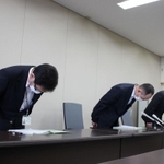 謝罪する生活擁護室の職員＝姫路市安田４、姫路市役所