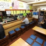 １６日から営業時間を２時間延長する居酒屋。三つあるテーブル席の中央は使わないようにしている＝１５日夜、神戸市中央区中町通２（撮影・吉田敦史）