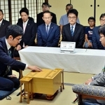 第９期加古川青流戦決勝３番勝負第１局で、初手を指す池永天志四段。右は服部慎一郎三段（現四段）＝２０１９年１０月、加古川市、鶴林寺