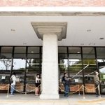 予約図書の貸し出しを再開した神戸市立中央図書館。多くの人が訪れた＝１７日午前、同市中央区楠町７（撮影・後藤亮平）