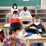 約１カ月ぶりに教室に集まった児童たち＝１８日午前、尼崎市下坂部１、尼崎市立下坂部小学校