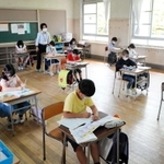 座席の間隔を空けた教室で課題に取り組む児童ら＝１８日午前、尼崎市下坂部１、尼崎市立下坂部小学校