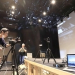 インターネットを使った舞台のライブ配信を見据えて準備をするスタッフら＝神戸市中央区琴ノ緒町５、神戸三宮シアター・エートー（撮影・斎藤雅志）