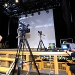 インターネットを使った舞台のライブ配信を見据えて準備をするスタッフら＝神戸市中央区琴ノ緒町５、神戸三宮シアター・エートー（撮影・斎藤雅志）