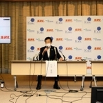 ＰＣＲ検査態勢の拡充について説明する久元喜造神戸市長（中央）とシスメックスの家次恒会長兼社長（右）。左はエスアールエルの東俊一社長＝神戸市役所