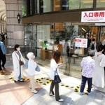 間隔を空けて列を作り、入店する買い物客＝１９日午前、神戸市中央区明石町、大丸神戸店（撮影・大山伸一郎）