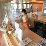 受付についたてを設置し、消毒しながら営業する小磯記念美術館＝１９日午前、神戸市東灘区向洋町中５（撮影・鈴木雅之）