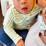 マスクを着けていないダウン症児。口元を覆われるのがどうしても不快だという＝神戸市内