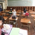 間隔を空けて席に着く児童＝２０日午前、神戸市中央区中山手通４、こうべ小学校（撮影・辰巳直之）
