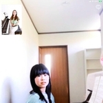 タブレット端末に映し出された生徒の演奏の様子。画面を通じて、表情や指の動きなどをアドバイスする（建部礼子さん提供）