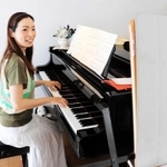 タブレット端末（手前）を使ったオンラインレッスンを始めた建部礼子さん＝神戸市長田区