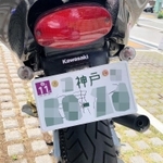 「自粛しろ」とナンバープレートに落書きされた男性のバイク＝画像の一部を加工しています（男性提供）