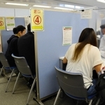 雇用調整助成金の相談を受け付けるハローワーク助成金デスク＝神戸市中央区浜辺通２、三宮国際ビル