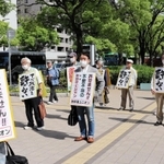 新型コロナウイルス感染拡大防止のため、距離を保ちながら行われたデモ行進＝神戸市中央区加納町６