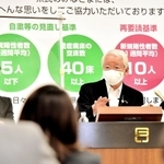 政府による緊急事態宣言解除を受け、会見する兵庫県の井戸敏三知事＝２１日夜、兵庫県庁（撮影・中西幸大）