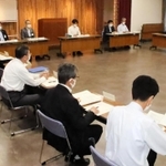 緊急事態宣言解除を受けて開かれた加古川市新型コロナウイルス感染症対策本部会議＝２１日午後、加古川市野口町良野、市立勤労会館