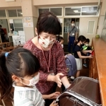 休校中の分散登校日。マスク姿で接する教員と児童＝２０日、神戸市中央区中山手通４、こうべ小学校（撮影・辰巳直之）