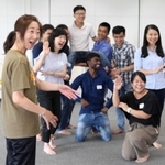 外国人向けのコミュニケーション・ワークショップを笑顔で指導する本田千恵子さん（左）＝２０１９年８月、兵庫県小野市