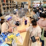 再開したそごう西神店で買い物をする人たち＝２２日午前、神戸市西区糀台５（撮影・鈴木雅之）