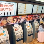 客同士で距離を空けるよう呼び掛ける映画館＝２２日午前、神戸市中央区東川崎町１（撮影・吉田敦史）