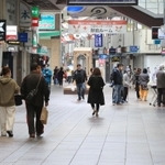 ２０２０年４月２６日の三宮センター街＝神戸市中央区
