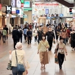 ２０２０年５月１８日正午すぎの三宮センター街＝神戸市中央区
