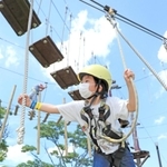 青空の下、アスレチック施設で楽しむ子ども＝２３日午前、三木市細川町垂穂、ネスタリゾート神戸（撮影・鈴木雅之）