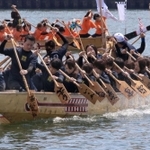 昨年開催のペーロン競漕の一シーン＝２０１９年５月２６日、相生市の相生湾
