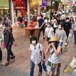 緊急事態宣言が解除され営業再開した店も増え始めた三宮センター街＝２４日午後、神戸市中央区