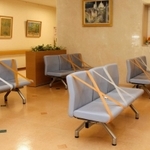 待合スペースのいすも、強制的に距離を取るよう一部をテープで使用禁止にした＝神戸市須磨区大池町５、高橋病院