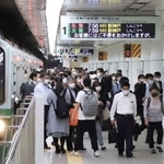 マスクを着けた通勤客で混雑するホーム＝２５日午前７時５６分、神戸市中央区、神戸市営地下鉄三宮駅（撮影・斎藤雅志）