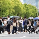 大勢の通行人が行き交うＪＲ元町駅前の横断歩道＝２５日午前１０時４分、神戸市中央区（撮影・斎藤雅志）