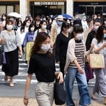 駅前の横断歩道を大勢の人が行き交った＝２５日午前１０時１０分、神戸市中央区、ＪＲ元町駅前（撮影・斎藤雅志）