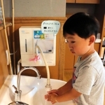 丁寧に手を洗う子ども。感染防止の警戒は続く＝２５日午前、神戸市垂水区清水が丘３、認定こども園「心の森」