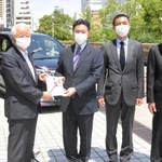 特別仕様車の目録を受け取る井戸敏三知事（左）＝県庁