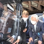 特別仕様車の内部を確認する井戸敏三知事（右）＝県庁