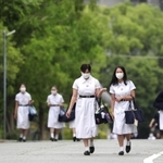 新緑の下、爽やかな夏服で登校する生徒たち＝２６日午前、神戸市灘区（撮影・辰巳直之）