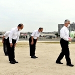 事故現場で献花する泉房穂明石市長＝５月26日午前、明石市大蔵海岸通１