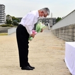 事故現場で献花する泉房穂明石市長＝２６日午前、明石市大蔵海岸通１