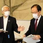 記者団の質問に答える「兵庫県新型コロナウイルス対策協議会」座長の荒川創一・神戸大大学院客員教授（右）と井戸敏三知事＝神戸市中央区下山手通４、兵庫県公館