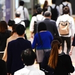 勤め先へと急ぐ人たち。多岐にわたる経済打撃で、雇用への影響が懸念されている＝２６日午前、神戸市中央区（撮影・秋山亮太）