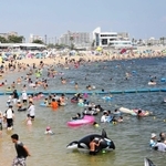 にぎわう昨年夏の須磨海水浴場＝２０１９年８月４日、神戸市須磨区
