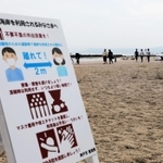 今夏は海水浴場の開設が中止となった須磨海岸。感染予防を呼び掛ける看板が設置されている＝２７日午後、神戸市須磨区（撮影・大山伸一郎）