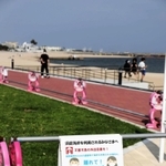 今夏は海水浴場の開設が中止となった須磨海岸。感染予防を呼び掛ける看板が設置されている＝２７日午後、神戸市須磨区（撮影・大山伸一郎）