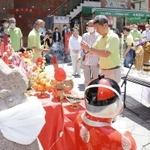 南京町商店街で開かれた新型コロナウイルスの「終息祈願祭」＝２８日午前、神戸市中央区元町通１（撮影・吉田敦史）