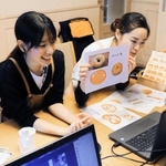 家にいる子どもたちに、遊びや本読みなどの動画を届けるオンライン保育＝２１日午前、神戸市垂水区、多夢の森